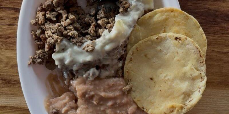 Gratinado con frijoles y tortillas